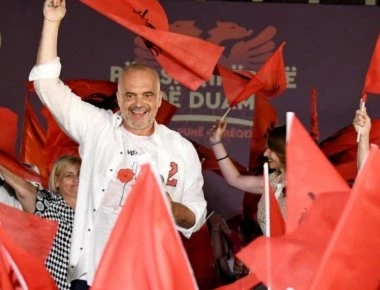 Φωτό-ντοκουμέντο προκαλεί σάλο στην Αλβανία: O ψυχοπαθής πρωθυπουργός Ε.Ράμα «σνιφάρει» κόκα...